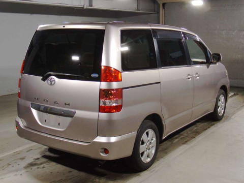 2001 Toyota Noah AZR60G[1]