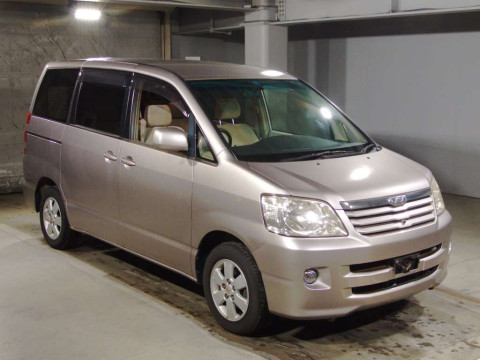 2001 Toyota Noah AZR60G[2]