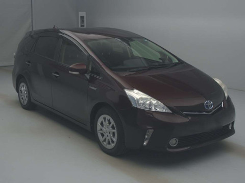 2013 Toyota Prius alpha ZVW41W[2]