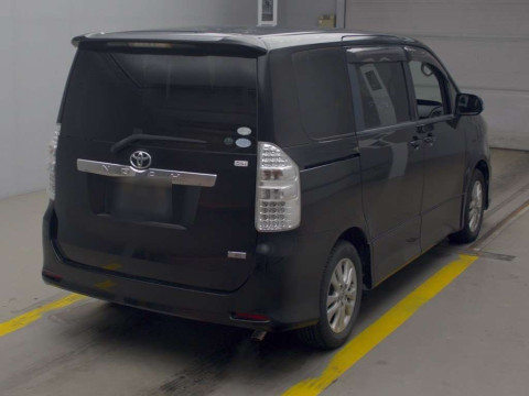 2010 Toyota Noah ZRR70W[1]