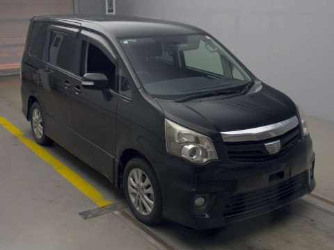 2010 Toyota Noah ZRR70W[2]