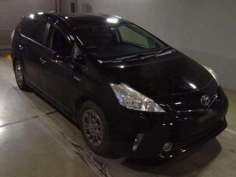 2014 Toyota Prius alpha ZVW41W[2]