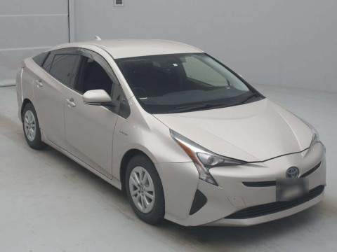 2016 Toyota Prius ZVW50[2]