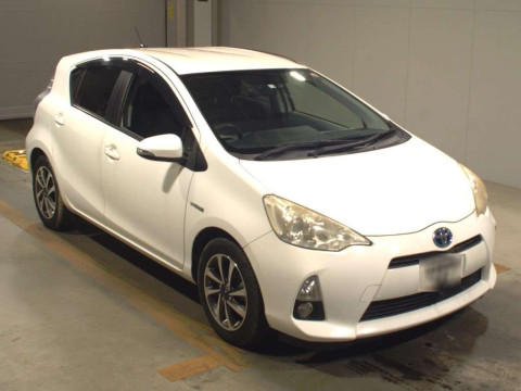 2012 Toyota Aqua NHP10[2]