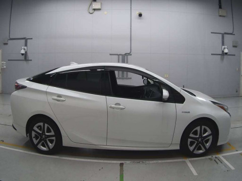 2016 Toyota Prius ZVW50[2]