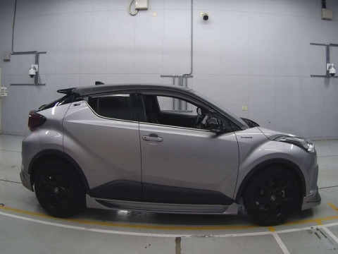 2019 Toyota C-HR ZYX10[2]