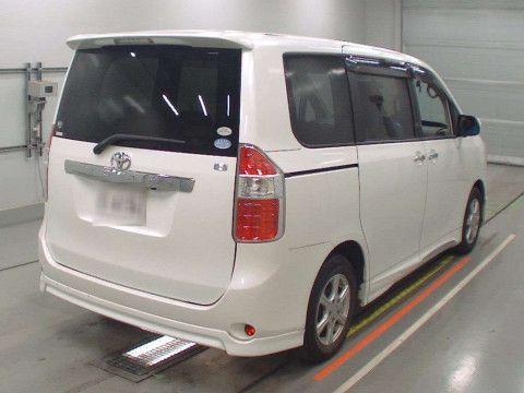 2010 Toyota Noah ZRR70G[1]