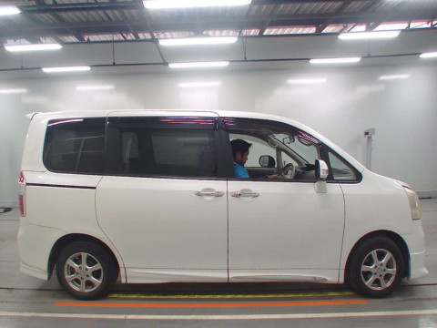 2010 Toyota Noah ZRR70G[2]