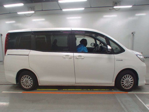 2015 Toyota Noah ZWR80G[2]