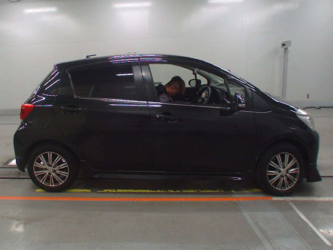 2015 Toyota Vitz KSP130[2]