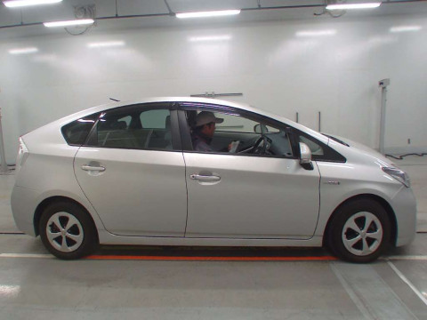 2012 Toyota Prius ZVW30[2]