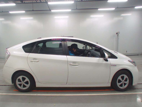 2014 Toyota Prius ZVW30[2]