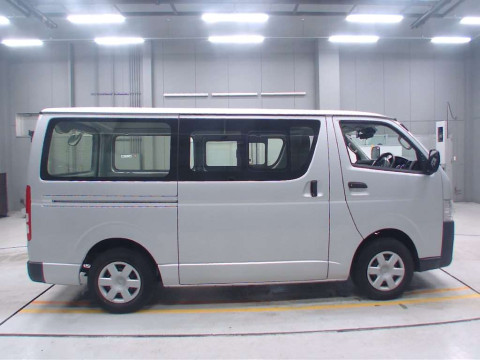 2019 Toyota Regiusace Van TRH200V[2]