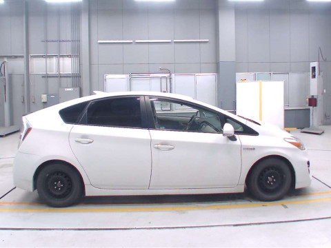 2014 Toyota Prius ZVW30[2]