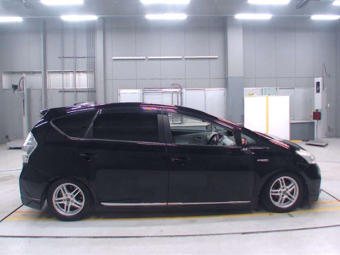 2012 Toyota Prius alpha ZVW41W[2]