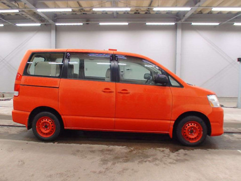 2005 Toyota Noah AZR65G[2]