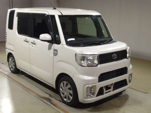 2017 Toyota Pixis Mega LA700A[2]