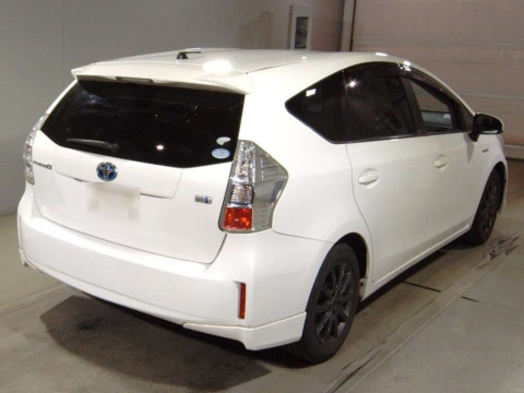 2011 Toyota Prius alpha ZVW41W[1]