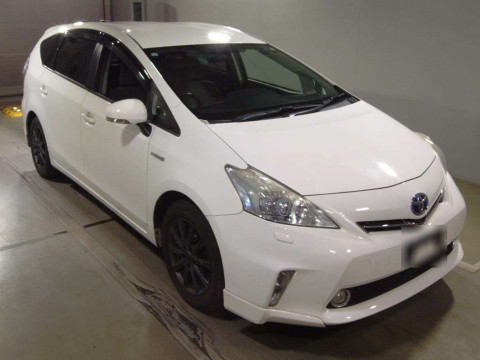 2011 Toyota Prius alpha ZVW41W[2]