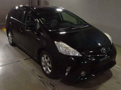 2013 Toyota Prius alpha ZVW41W[2]