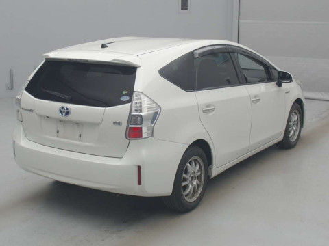 2013 Toyota Prius alpha ZVW41W[1]