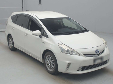 2013 Toyota Prius alpha ZVW41W[2]