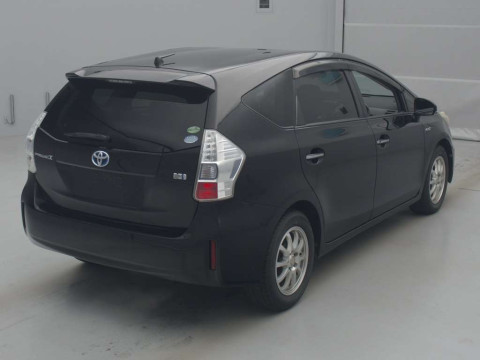 2013 Toyota Prius alpha ZVW40W[1]