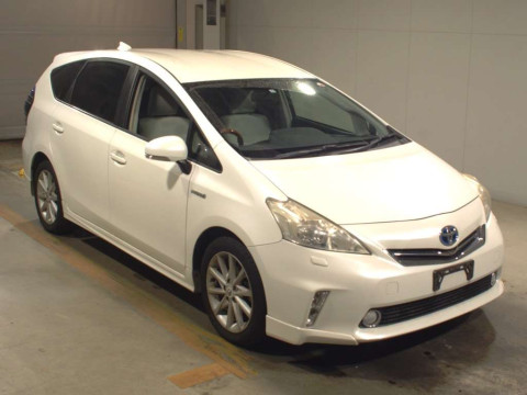 2011 Toyota Prius alpha ZVW41W[2]