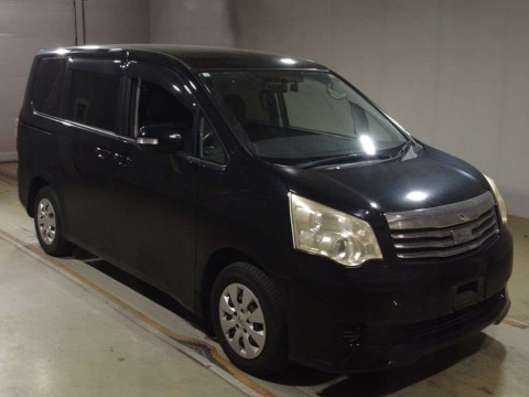 2010 Toyota Noah ZRR70G[2]