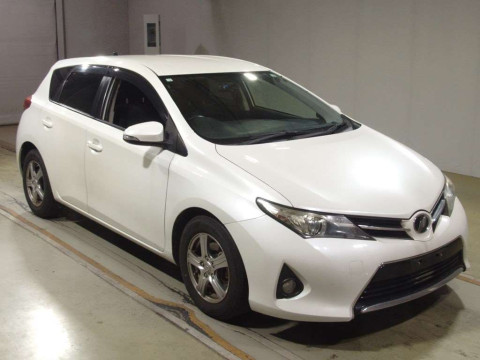 2012 Toyota Auris NZE181H[2]