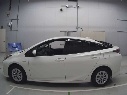 2018 Toyota Prius ZVW50[2]