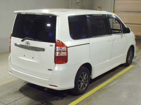 2011 Toyota Noah ZRR75W[1]