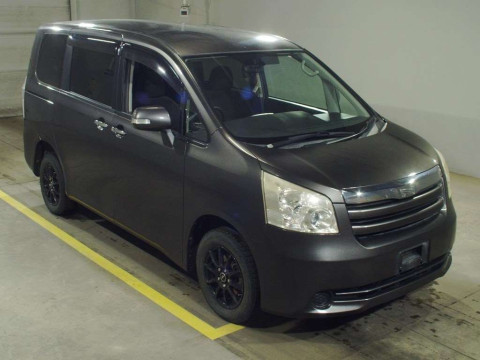 2010 Toyota Noah ZRR75G[2]