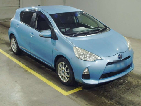 2013 Toyota Aqua NHP10[2]