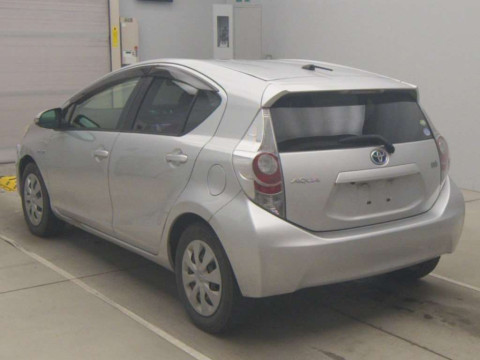 2012 Toyota Aqua NHP10[2]