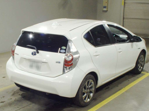 2012 Toyota Aqua NHP10[1]