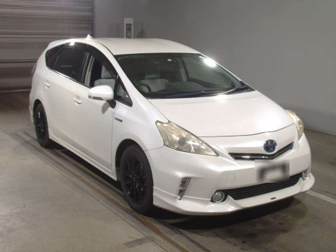 2013 Toyota Prius alpha ZVW41W[2]