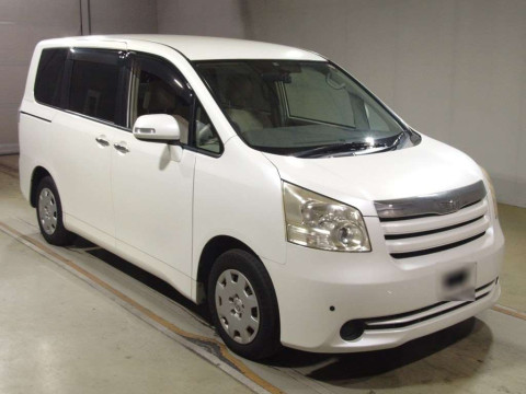 2010 Toyota Noah ZRR70G[2]