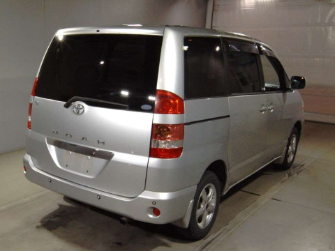 2002 Toyota Noah AZR65G[1]