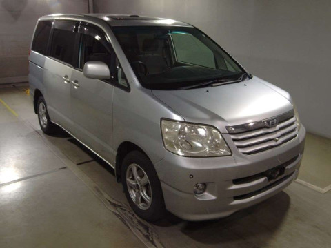 2002 Toyota Noah AZR65G[2]