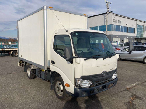 2016 Toyota Toyoace Truck XZU605[2]