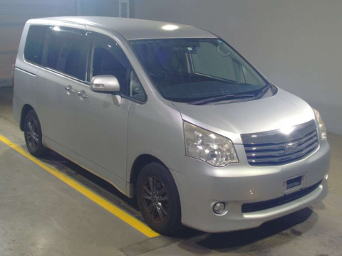 2011 Toyota Noah ZRR70G[2]