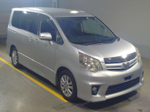 2012 Toyota Noah ZRR70W[2]