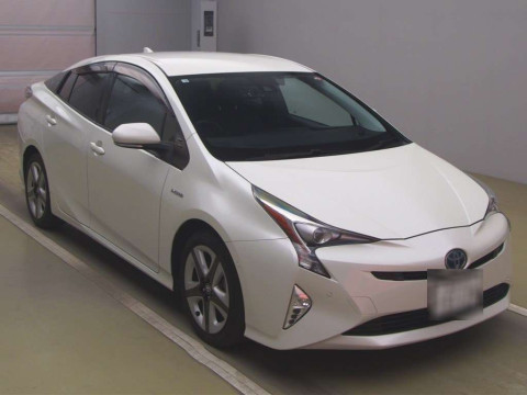 2016 Toyota Prius ZVW51[2]