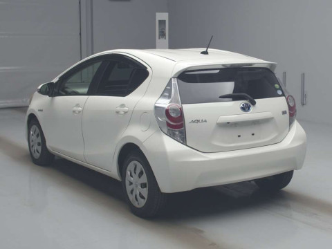 2012 Toyota Aqua NHP10[2]