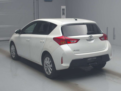 2012 Toyota Auris NZE181H[2]