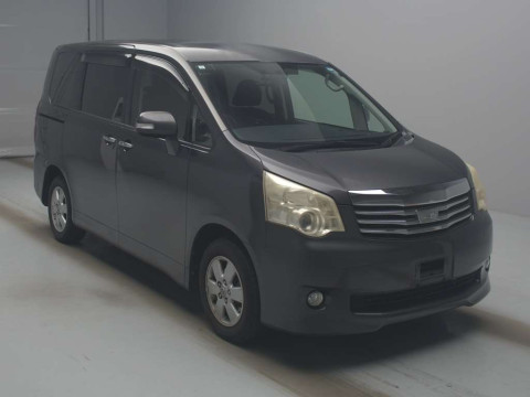 2011 Toyota Noah ZRR70G[1]