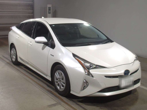 2017 Toyota Prius ZVW50[2]