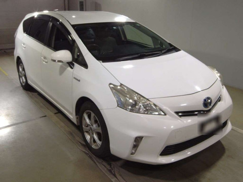 2014 Toyota Prius alpha ZVW41W[2]