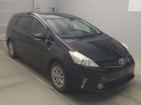 2013 Toyota Prius alpha ZVW41W[1]